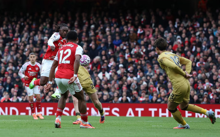 Arsenal go clear after win over Palace, Man City slip up at Villa