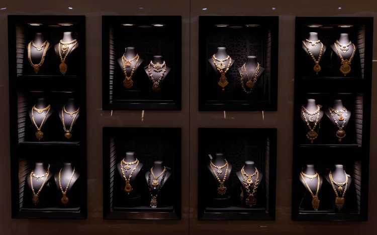 Gold nears three-week low as US-China trade optimism dents safe-haven demand