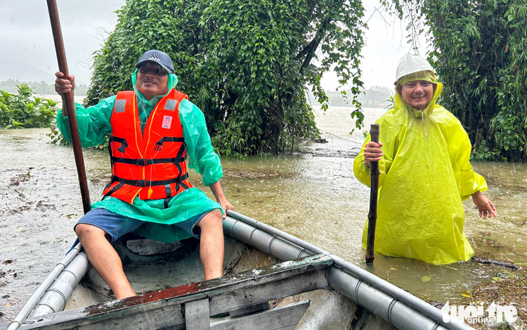 Small boats, big heart: Da Nang residents unite amid rising floodwaters

