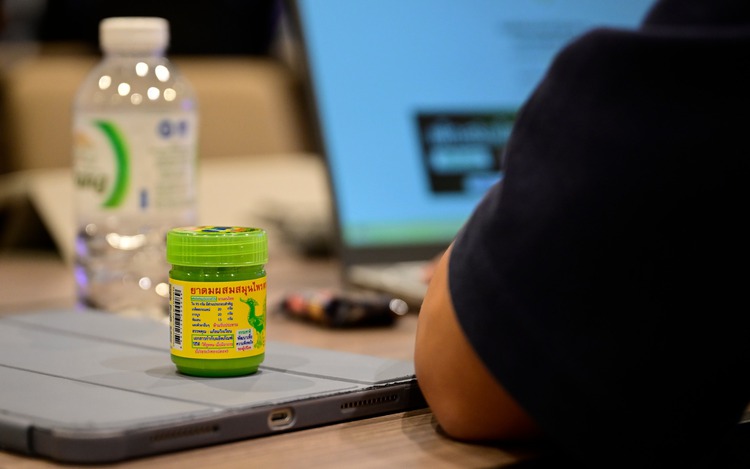 Thailand recalls popular Hong Thai herbal inhalers after contamination, raising concerns for Vietnamese consumers