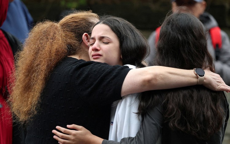 Synagogue attack on Yom Kippur kills two in UK's Manchester; suspect shot dead