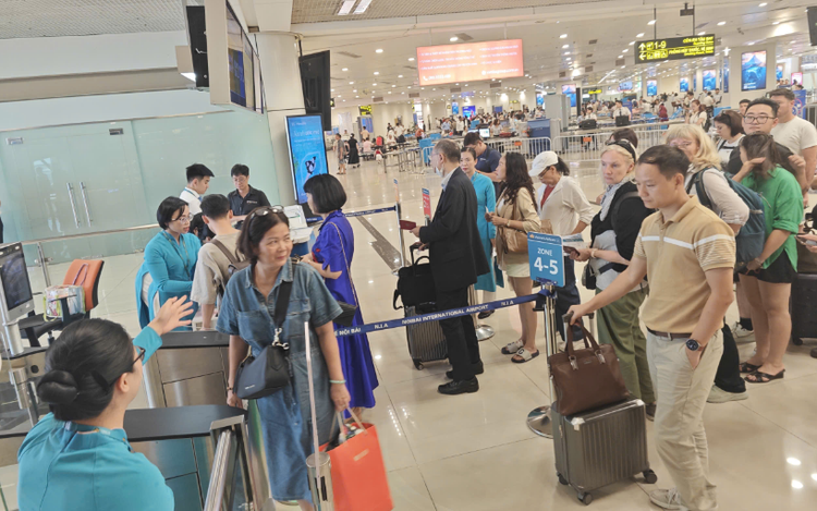 Vietnam Airlines to charge for oversized carry-on baggage at boarding gates 
