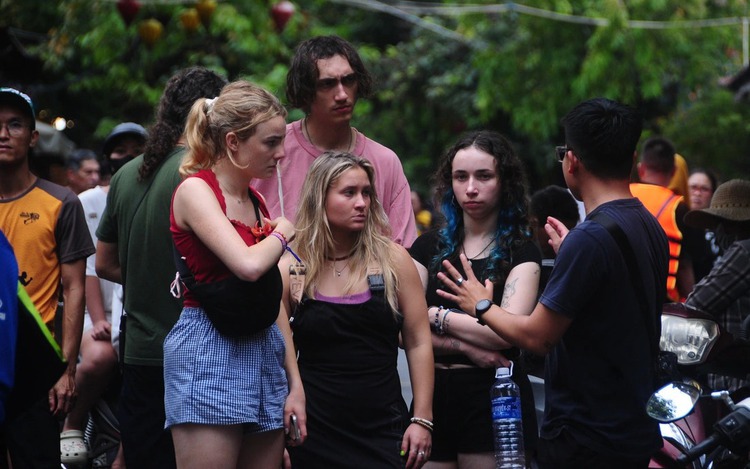 Foreign visitors deeply moved by historic flooding in Hoi An Ancient Town