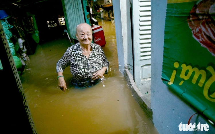 Close-up of severely flooded market area in Vietnam’s Can Tho during peak tide