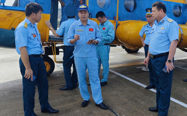 Vietnam’s defense ministry deploys helicopters to aid flood-isolated people
