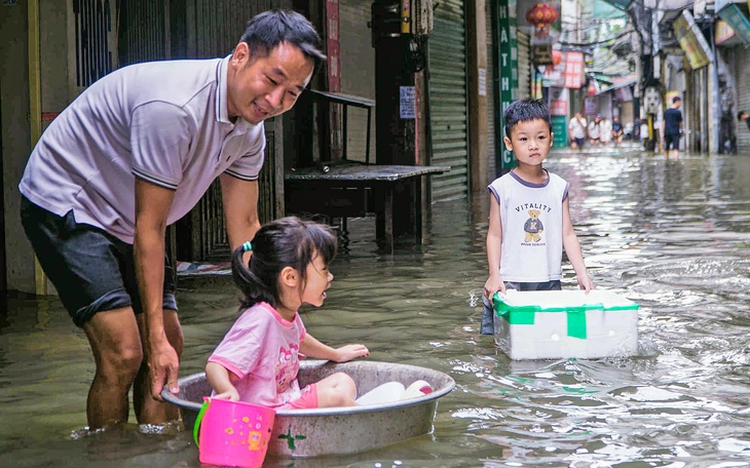 Many schools resume in-person classes as rain eases in Hanoi