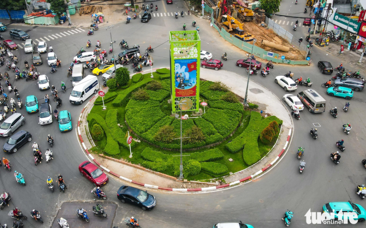 Ho Chi Minh City narrows key roundabout in preparation for second metro line project