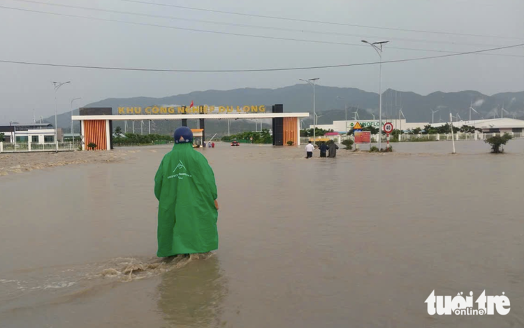 Heavy rain floods industrial park, idles over 6,000 workers in Vietnam’s Khanh Hoa
