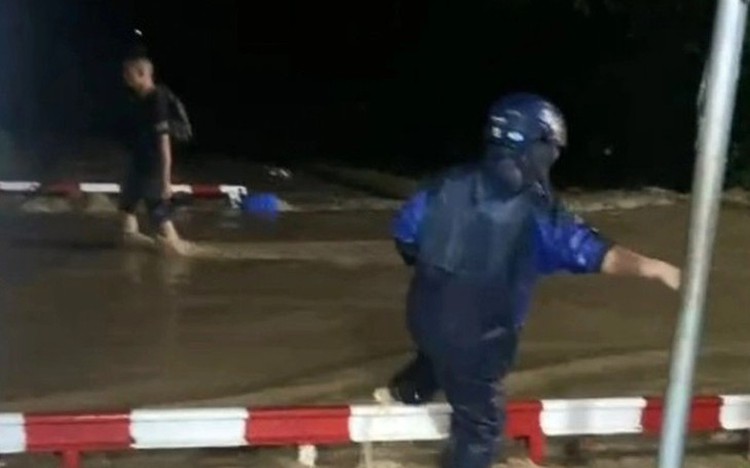 Vietnamese police rescue 3 Russian tourists trapped by floodwaters in Khanh Hoa