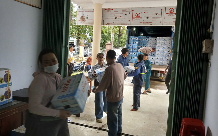 International emergency aid reaches flood-hit provinces in central Vietnam
