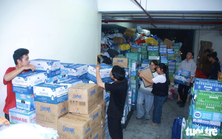 Ho Chi Minh City volunteers work overnight to support flood-affected communities
