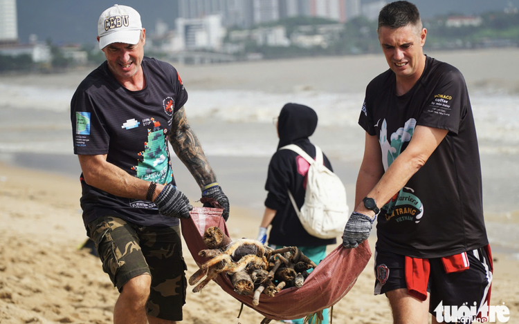 Foreigners join locals in cleaning up Nha Trang beach after floods in south-central Vietnam