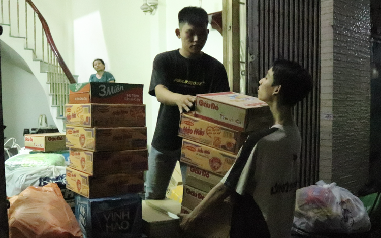 Spontaneous relief efforts in Ho Chi Minh City: Residents eager to support flood-hit communities
