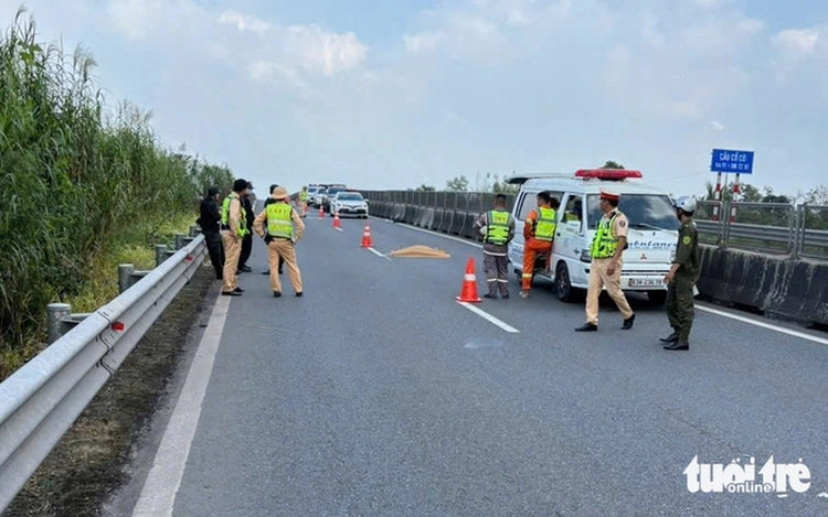 Foreign man found dead on expressway in Vietnam