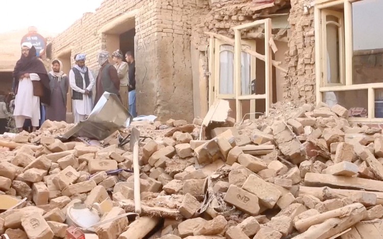 Afghans begin clean-up after powerful earthquake that killed 20