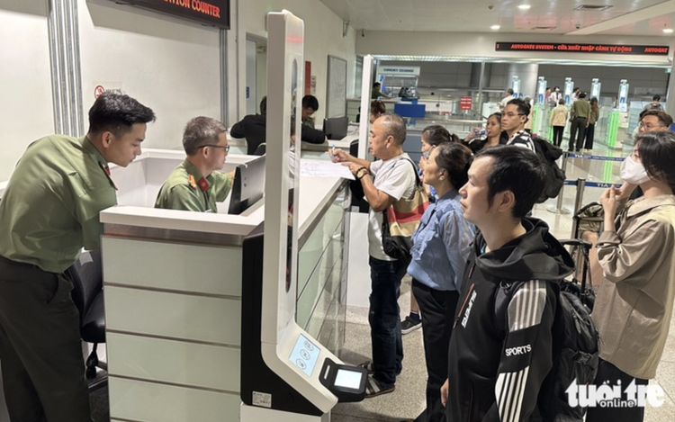 Ho Chi Minh City airport urged to improve professional conduct