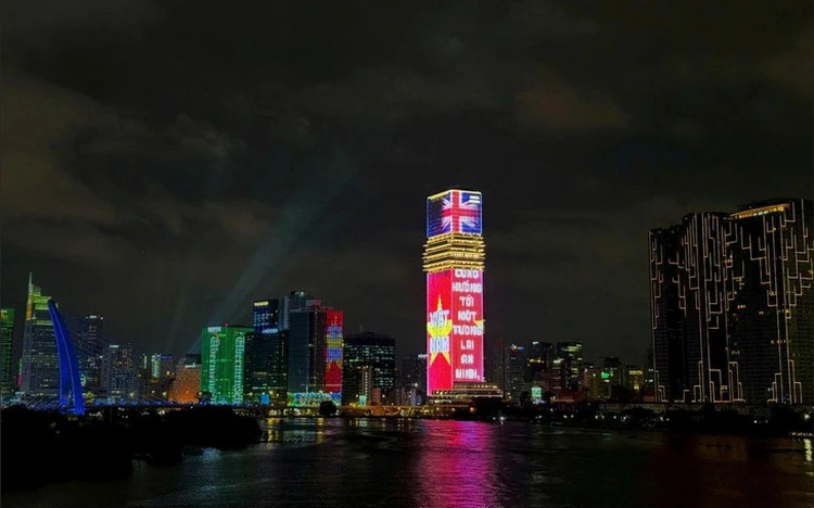 Saigon Marina IFC Tower shines to mark Vietnam-UK comprehensive strategic partnership