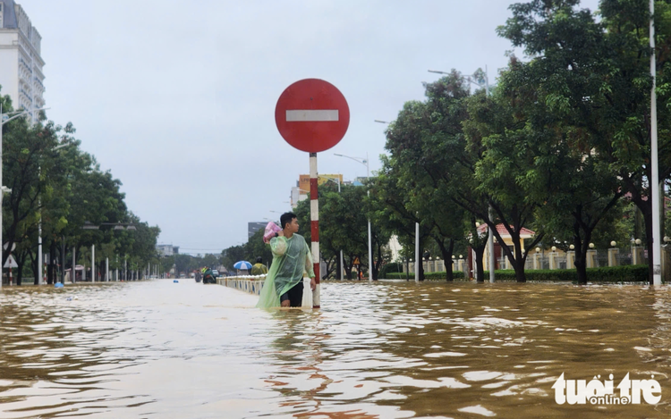 Vietnam’s Hue ends historic 23-day flooding
