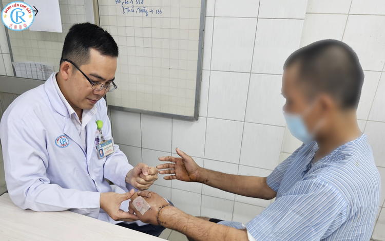 Ho Chi Minh City hospital spends 12 hours reattaching man’s severed hands