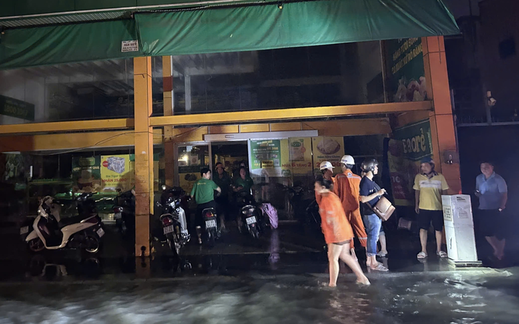 Ho Chi Minh City investigates death of 15-year-old suspected of electrocution in flooded 'backpacker area'