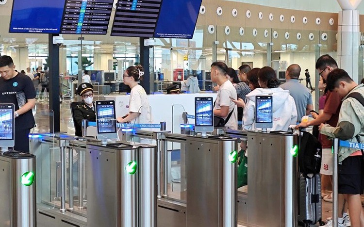 Vietnam Airlines limits check-in counters to passengers with checked baggage, special cases