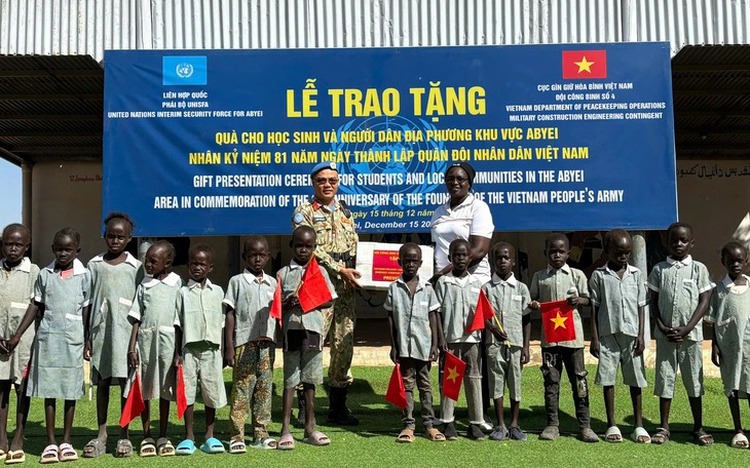 Vietnamese blue-beret soldiers offer gifts to Abyei community in Africa