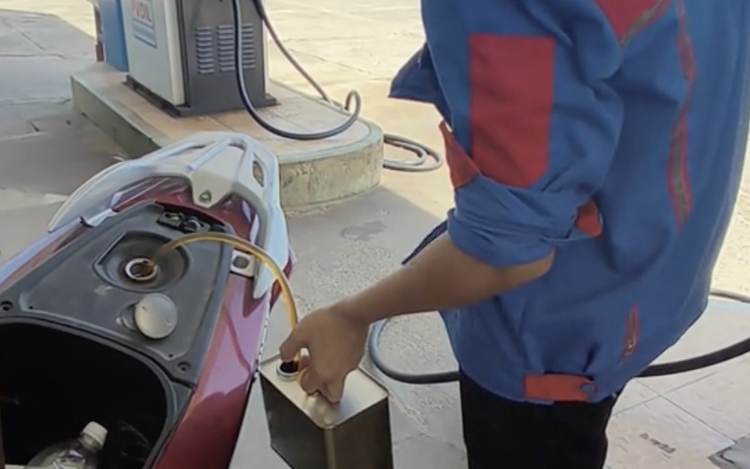Filling station worker refuses bank transfer, siphons gasoline back in Vietnam

