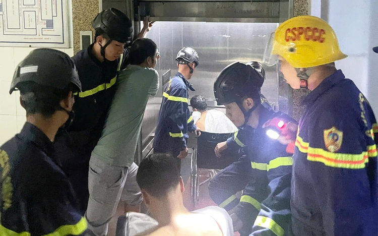 Patients rescued from hospital elevator within minutes in Da Nang 