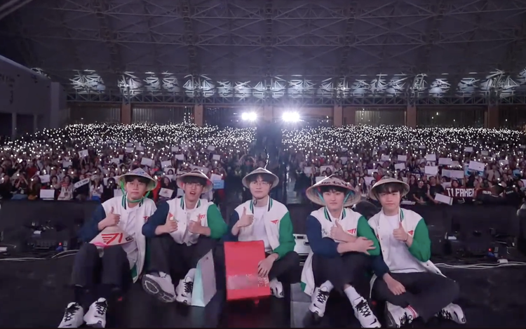 Global League of Legends icon Faker, other T1 members love Vietnamese ‘pho’
