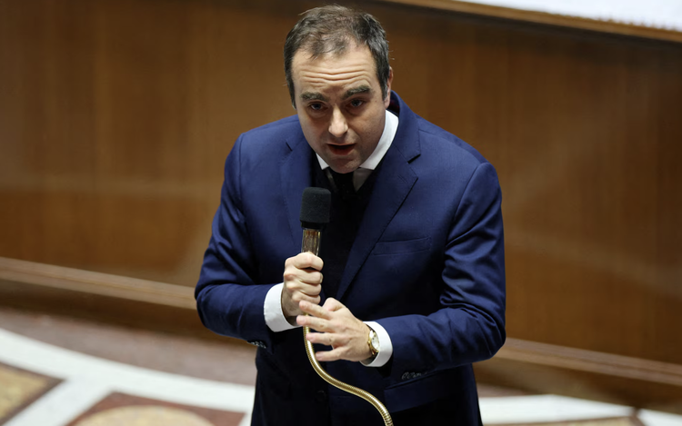 French lawmakers pass emergency rollover budget law
