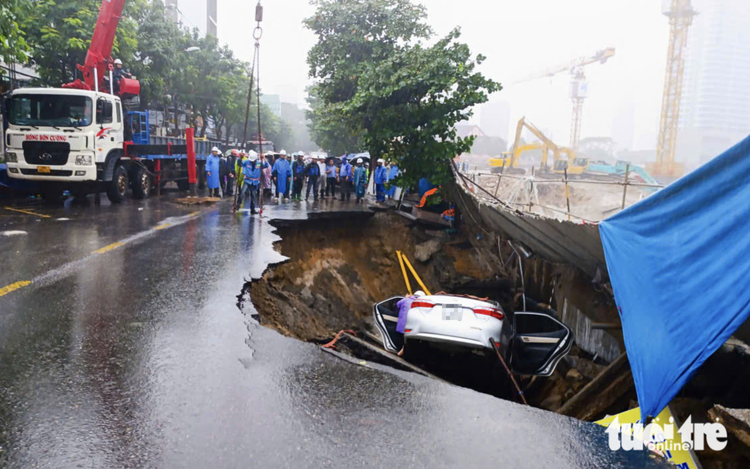 Sinkhole swallows 2 cars in downtown Da Nang