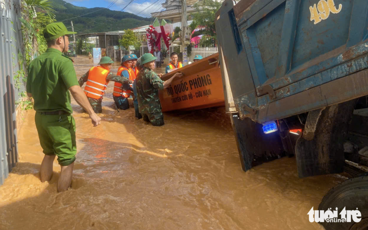 Vietnam’s Lam Dong activates emergency response as 1,750 households isolated, dozens of boats sink
