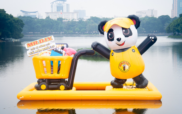 MR.DIY lights up Bay Mau lake with ‘Lượn hồ chill - Deal quà chất” event