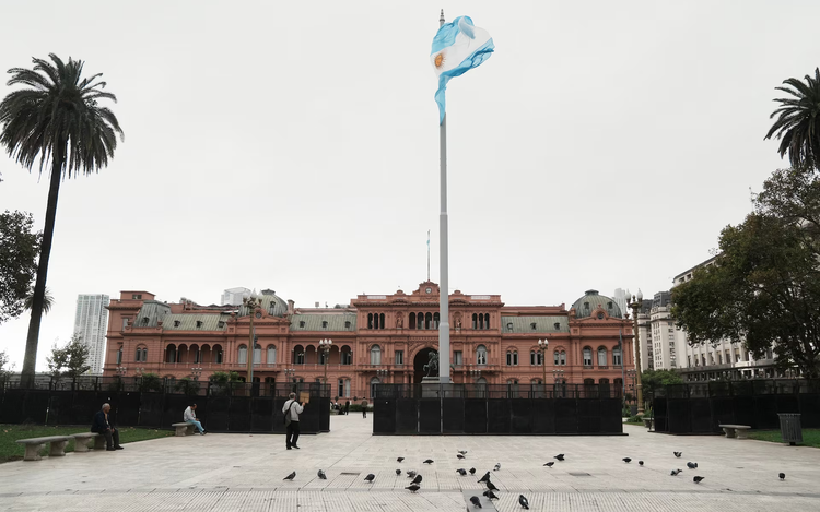 Argentina seals $20 billion IMF deal, tears down currency controls