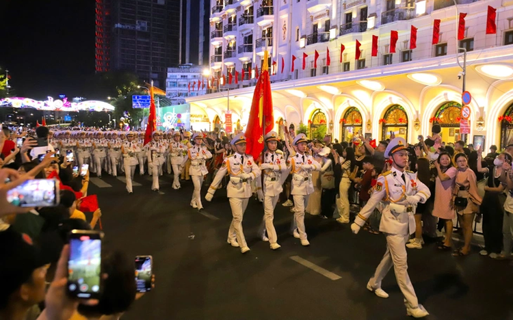 Ho Chi Minh City traffic police provide advice to avoid traffic jams during rehearsals for Vietnam’s Reunification Day parade