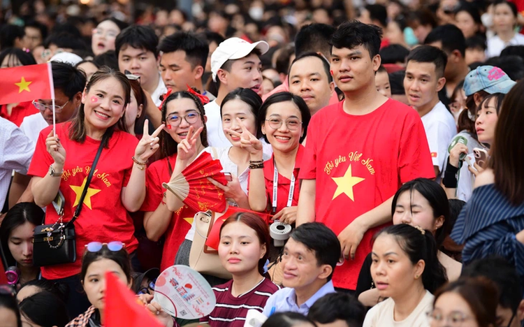 When young Vietnamese show their patriotism
