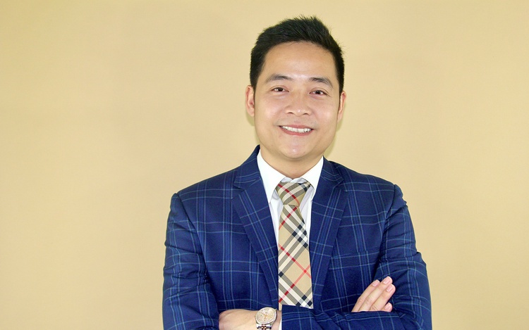 CEO Nguyen Ba Lich guides Vietnamese to US for travel, education, immigration