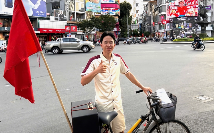 Young man arrives in Ho Chi Minh City for Reunification Day celebration after bicycle ride from Hanoi