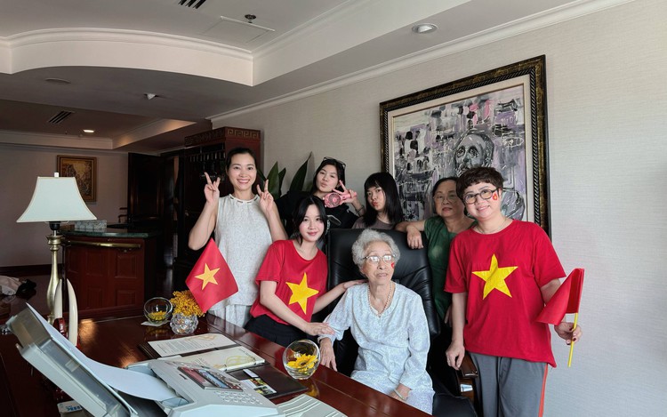 Ho Chi Minh City family books presidential suite to view Vietnam’s 50th Reunification Day parade