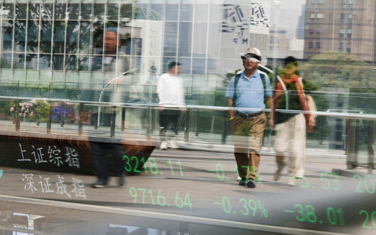 Shares dither, oil slides as tariffs fan growth worries