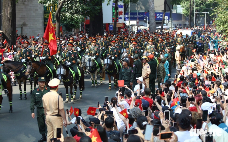 Cavalry unit draws cheers at Vietnam’s 50th Reunification Day parade