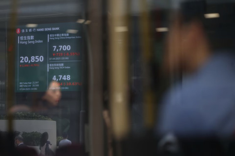 Stocks plunge, markets bay for rapid US rate cuts
