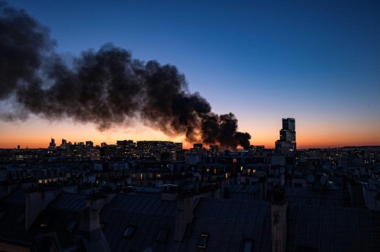 200 firefighters battle major Paris inferno