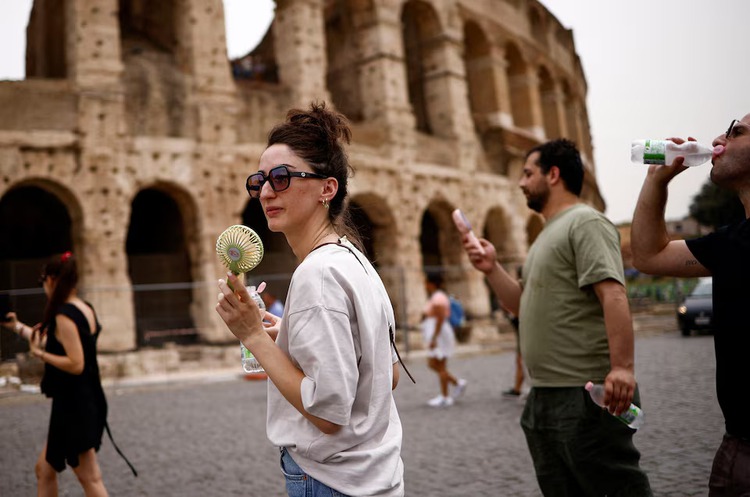 Italy fines tour operators almost 20 mln euros over Colosseum tickets hoarding