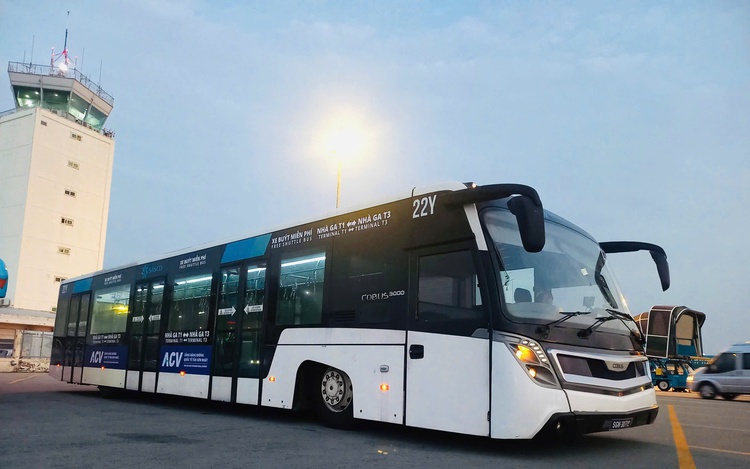 Tan Son Nhat Airport launches free terminal transfer shuttle bus