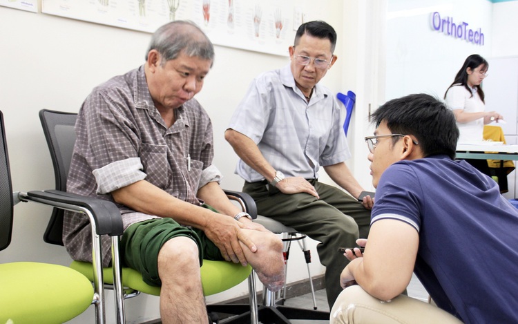 In Vietnam, this man spreads love by giving “new legs” to fellow veterans