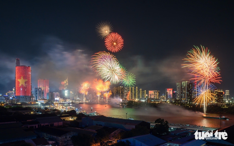 Thousands gather as Vietnam celebrates Reunification Day with fireworks