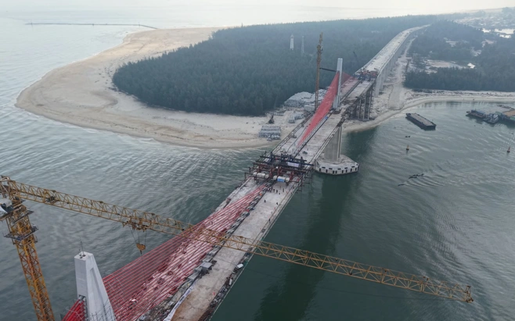Longest sea-crossing bridge in central Vietnam completed