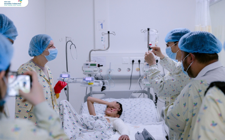 Vietnamese doctors save Russian boy in serious traffic accident