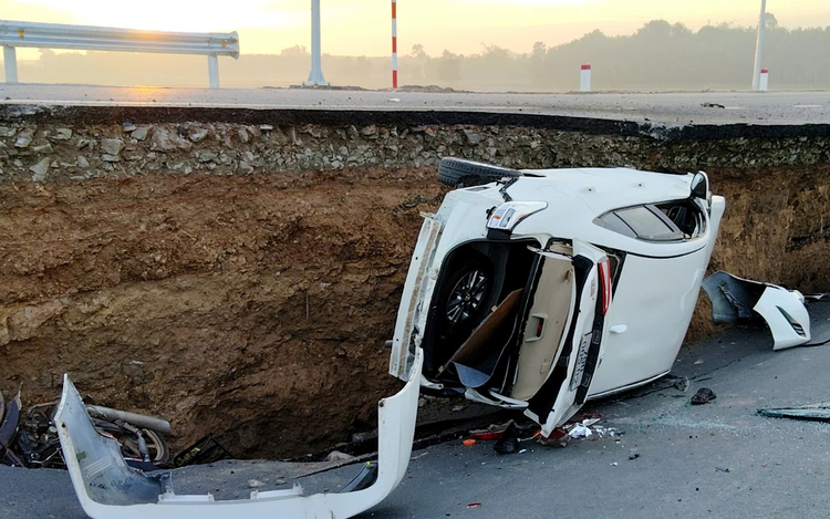 Road collapse sends 6 to hospital in Vietnam’s Tay Ninh